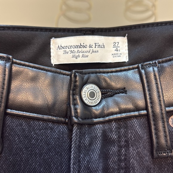 Abercrombie & Fitch 90s Relaxed High Rise Jean Mixed Fabric Denim/Leather Size 4 - Picture 3 of 5